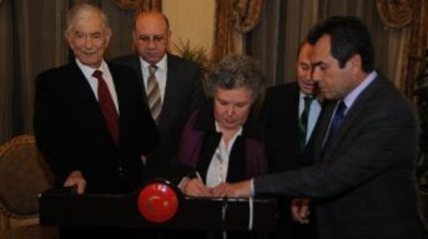 &Ouml;m&uuml;r &Ccedil;ifti İkinci Okullarını Yaptırıyor
