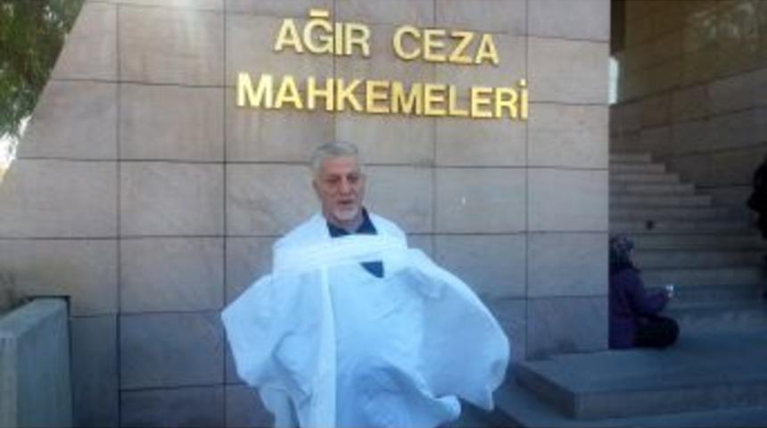 İzmir Adliyesi &Ouml;n&uuml;nde Kefenli Eylem