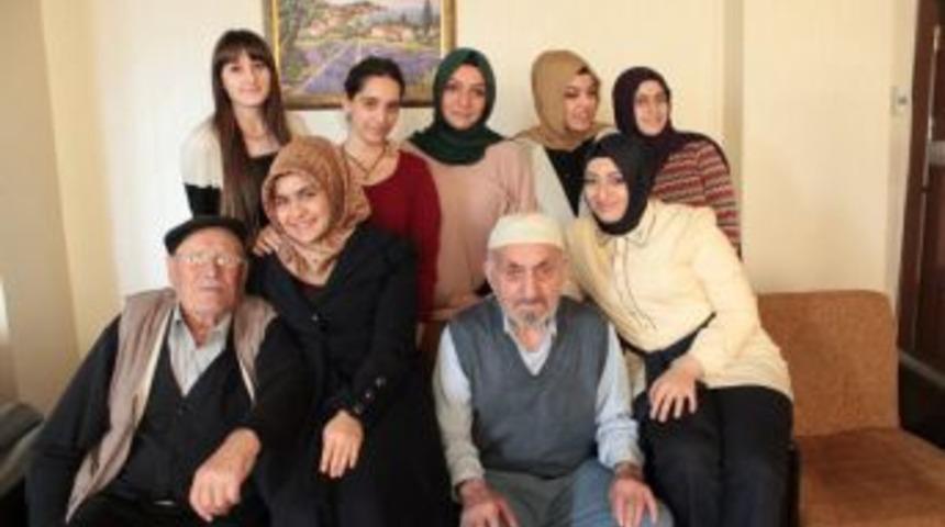 Turgut &Ouml;zal &Uuml;niversitesi'nden Yaşlılara Ziyaret
