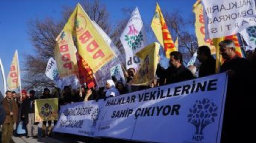 Meclis &Ouml;n&uuml;nde A&ccedil;lık Grevindeki BDP'li Vekillere Destek Eylemi