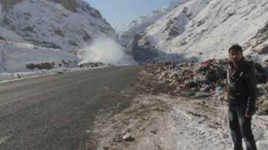 Yol Kenarına Atılan &Ccedil;&ouml;pler Toplanmaya Başlandı