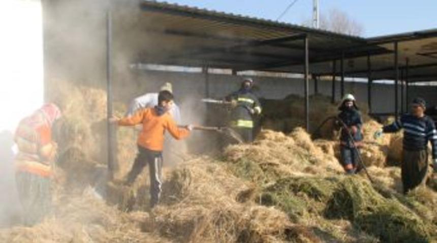 K&ouml;yde Samanlık Yandı