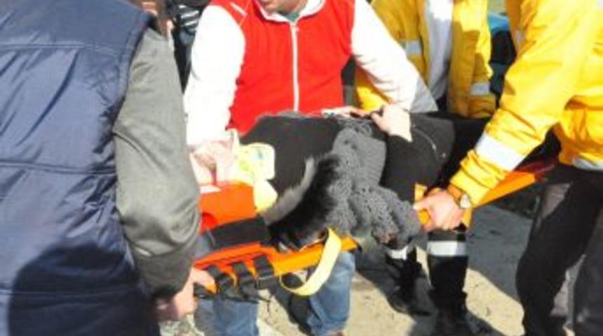 Sakarya'da 3 Aracın Karıştığı Kazada Sürücüler Araç Içinde Sıkıştı