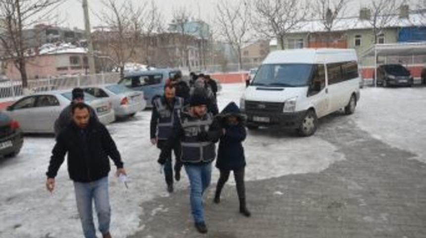 Iğdır'da G&uuml;mr&uuml;k Operasyonunda G&ouml;zaltına Alınanlar Adliyeye Sevkedildi