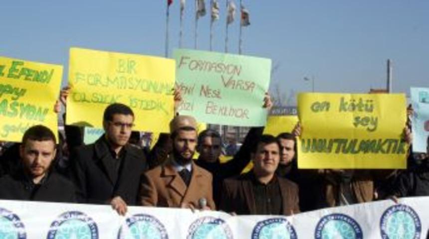 İlahiyat Fak&uuml;ltesi &Ouml;ğrencileri Pedagojik Formasyon Hakkı Istiyor