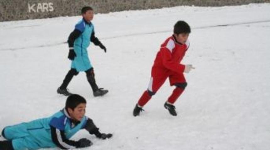 Kars&rsquo;ta Okullar Arası Futbol Karşılaşmaları Devam Ediyor