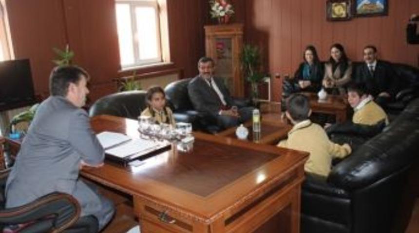 Resim Yarışmasında Dereceye Giren &Ouml;ğrenciler &Ouml;d&uuml;llendirildi