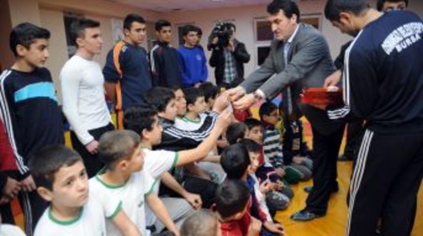 Başkan D&uuml;ndar, G&uuml;reş Takımını Ziyaret Etti