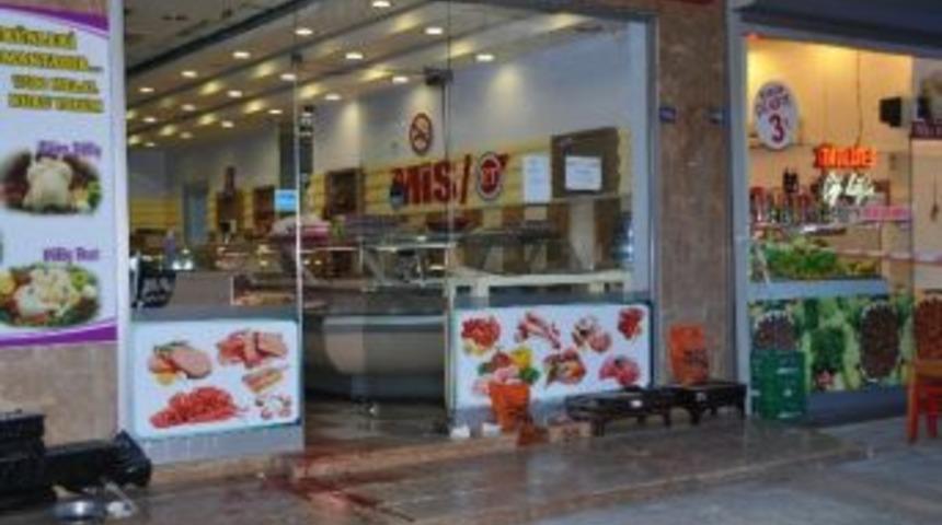 Tecav&uuml;z Zanlısını &Ouml;nce Bı&ccedil;akladılar Sonra Dakikalarca D&ouml;vd&uuml;ler