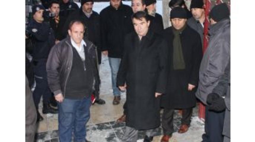 &Uuml;lk&uuml;c&uuml;lerin Tepkisi &Uuml;zerine HDP Il Binasındakiler Polis Aracıyla Tahliye Edildi