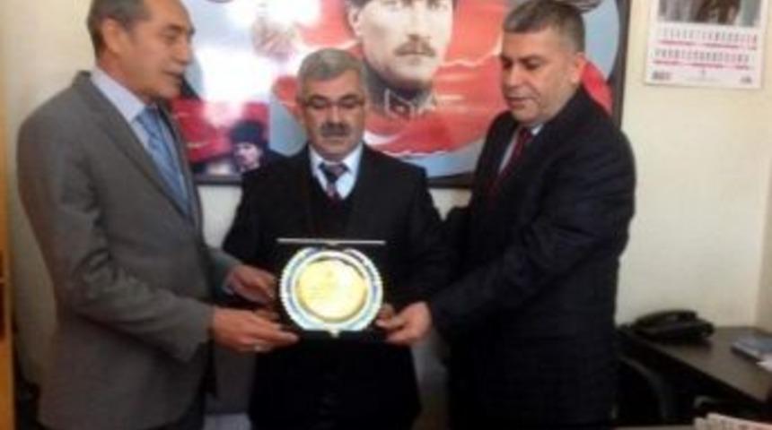 Başarılı Esnaflara Plaket Verildi