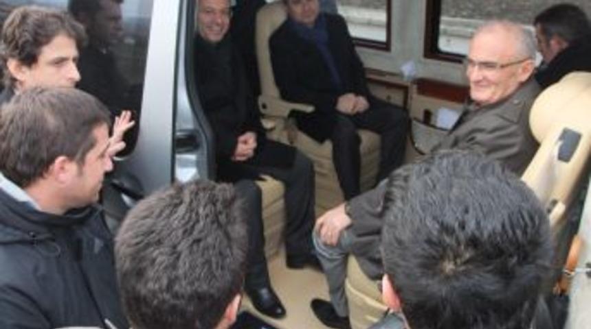 Gen&ccedil;ler Bakan Kılı&ccedil;&rsquo;ın Makam Aracının &Ouml;n&uuml;n&uuml; Kesti