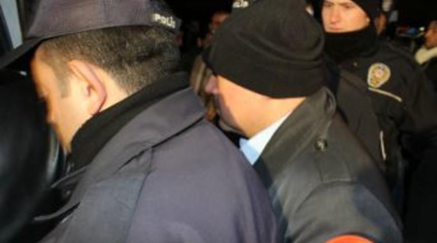 Yolsuzluk Operasyonunda G&ouml;zaltına Alınan 28 Kişi Sağlık Kontrol&uuml;ne &Ccedil;ıkarıldı