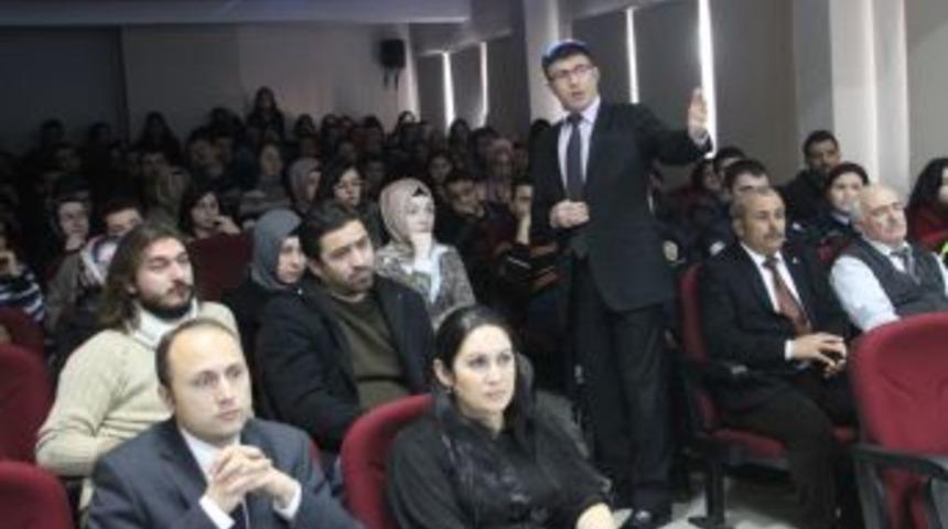 Fak&uuml;lte &Ouml;ğrencilerine Madde Bağımlılığı Ve Siber Su&ccedil;lar Semineri