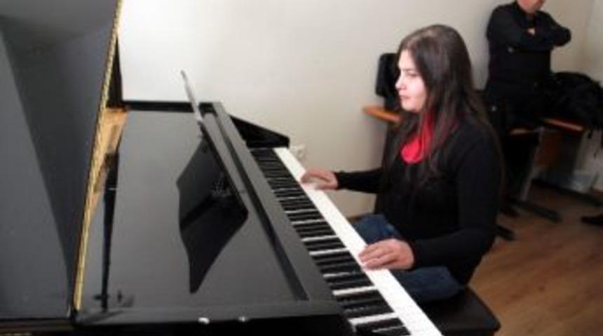 Engeline İnat &Uuml;niversiteyi Kazandı Ve Tek Hayali M&uuml;zik &Ouml;ğretmeni