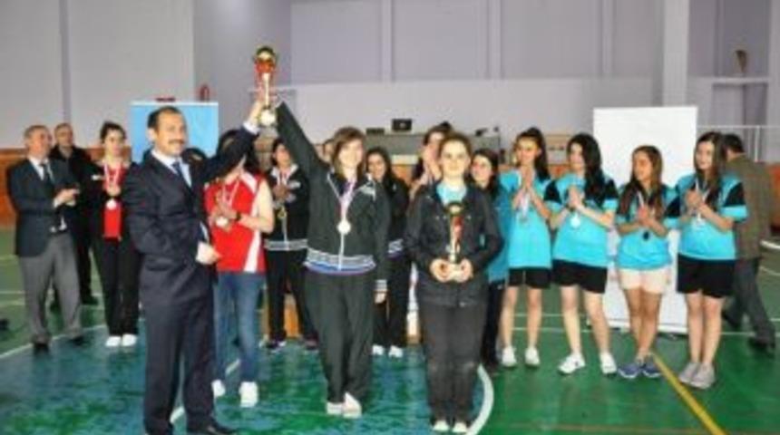 Gen&ccedil; Badmintoncular Kupalarını Aldı