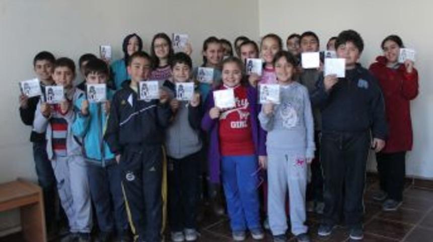 &Ouml;ğrenciler Har&ccedil;lıklarıyla '1 Şiir 1 Yetim Projesi'ne Destek Oldu