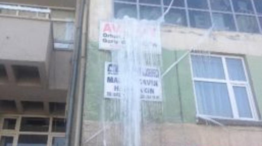 Silvan'da Buz Sarkıtları Tehlike Sa&ccedil;ıyor