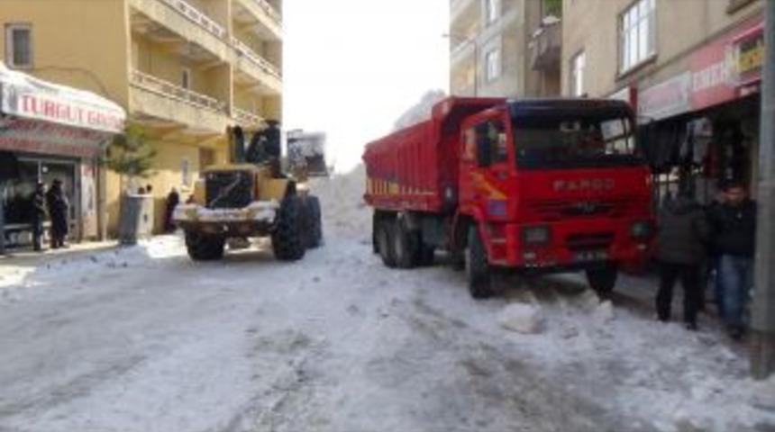 Hakkari&rsquo;de Kar Yığınları Temizleniyor