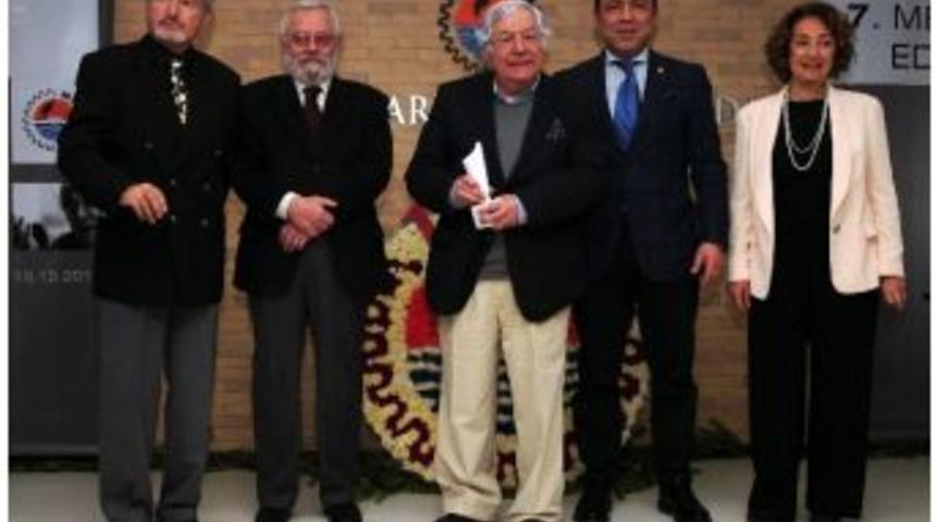 Mersin Kenti Edebiyat &Ouml;d&uuml;l&uuml; Demir &Ouml;zl&uuml;'ye Verildi