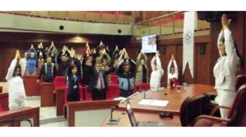 İzmit'te 2 Bin 100 Kişiye Yoga Eğitimi Verildi