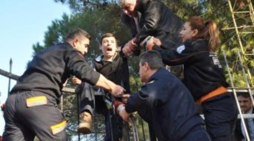 Okuldan Ka&ccedil;an &Ouml;ğrencinin Demir Korkuluk Bacağına Saplandı