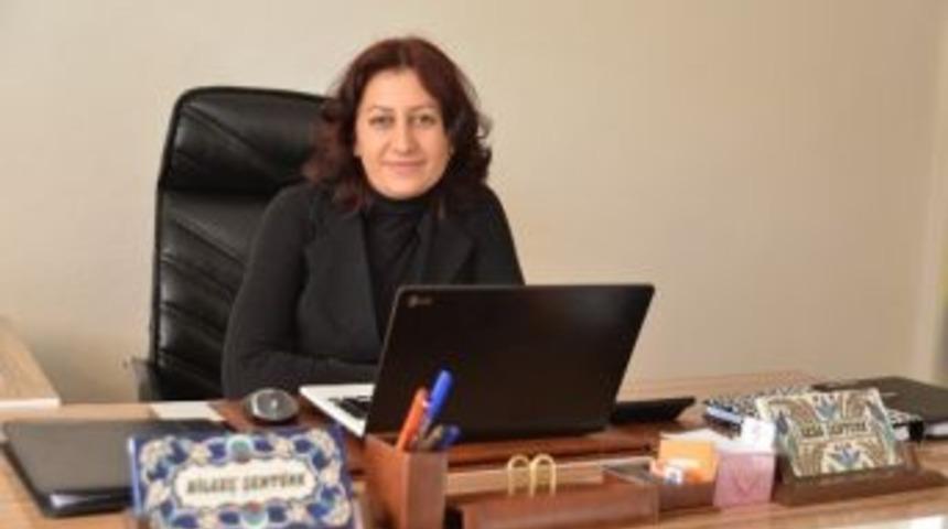 Bı&ccedil;kı Makinesinde Bir Kadın