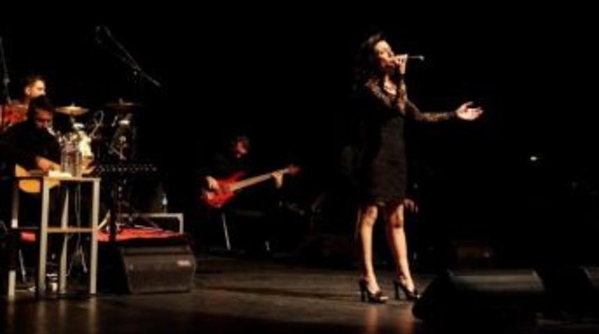 G&uuml;lay Nil&uuml;fer&rsquo;de Sahne Aldı