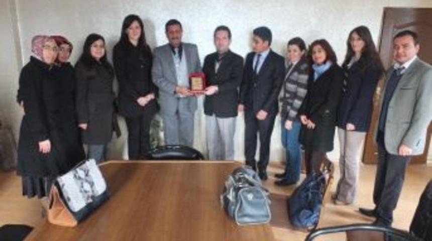 Eğitimcilerden &Ouml;zyavuz&rsquo;a Teşekk&uuml;r Plaketi