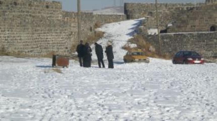 Kars Kalesi Ziyaret&ccedil;i Akınına Uğruyor