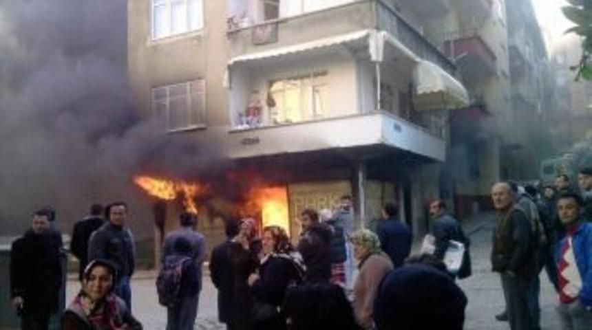 Samsun'da &Ccedil;ıkan Yangında Tuhafiye Deposu K&uuml;l Oldu