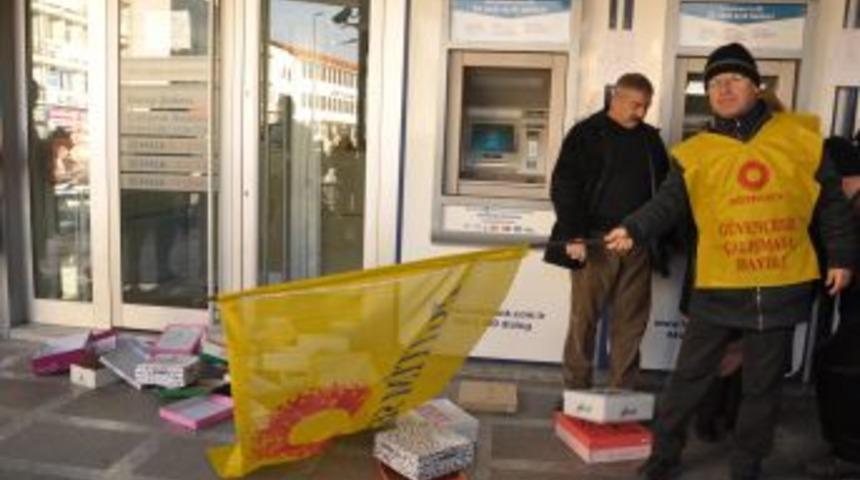 KESK &Uuml;yeleri, Halkbankası'na Ayakkabı Kutusu Attı