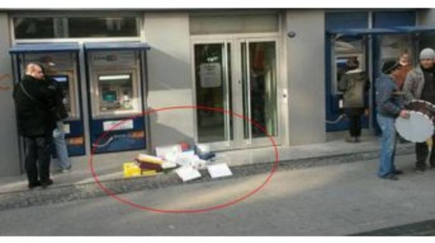 İzmir'de Yolsuzluk Protestosu: Halkbank &Ouml;n&uuml;ne Boş Ayakkabı Kutusu Koydular