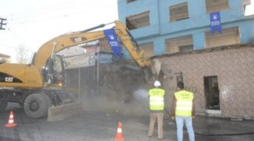 B&uuml;y&uuml;kşehir Yıkıyor, Yıldırım&rsquo;da Ulaşım Nefes Alıyor