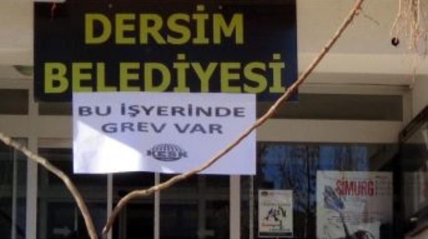 Greve Giden Kamu &Ccedil;alışanları, Banka &Ouml;n&uuml;ne Boş Ayakkabı Kutuları Bıraktı