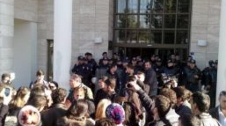 &Ouml;ğrenciler Rekt&ouml;rl&uuml;k Binasını İşgal Etti