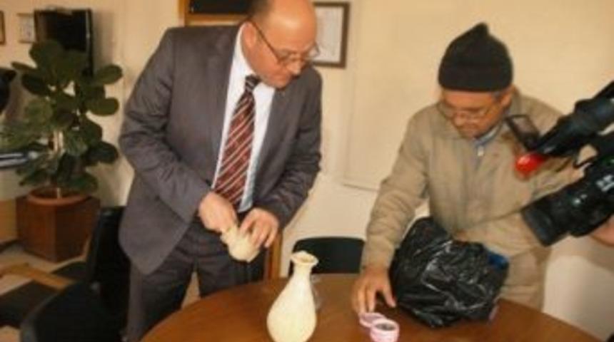 Tarlasını S&uuml;rerken Tarihi Eser Buldu