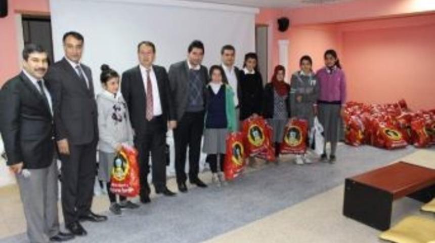 Samsat&rsquo;ta Lise &Ouml;ğrencilerine Kaban Dağıtıldı