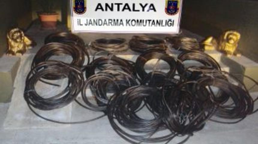Jandarma Bir Evde 550 Metre Uzunluğunda Telefon Kablosu Ele Ge&ccedil;irdi