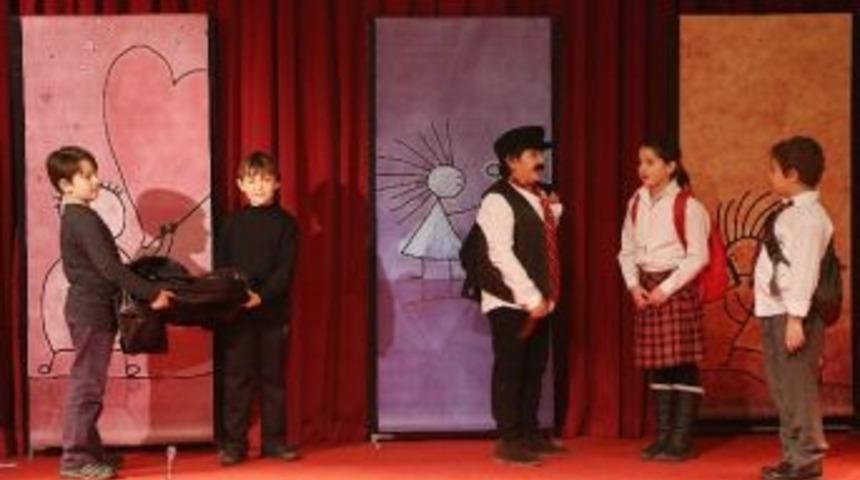 Minikler, &ldquo;&ccedil;ocuk Hakları Diye Bir Şey Var&rdquo; Tiyatro Oyununda