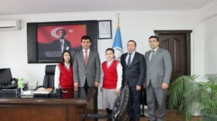 &Ouml;ğrenciler Milli Eğitim M&uuml;d&uuml;r&uuml; İle R&ouml;portaj Yaptı