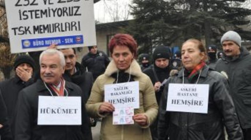 TSK&rsquo;daki Sivil Memurlardan TBMM &Ouml;n&uuml;nde 'hak' Eylemi