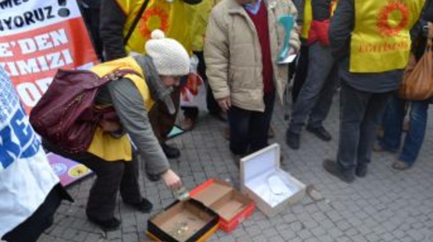 Eylemciler Ayakkabı Kutularına Bozuk Para Ve Dolar Bıraktı