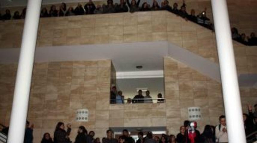Mersin'de &Uuml;niversitesi &Ouml;ğrencileri Rekt&ouml;rl&uuml;k Binasını Işgal Etti