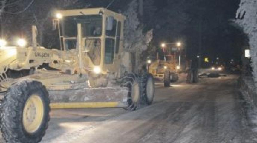 Belediye Ekiplerinden Eksi 10 Derecede Kar Temizleme &Ccedil;alışması