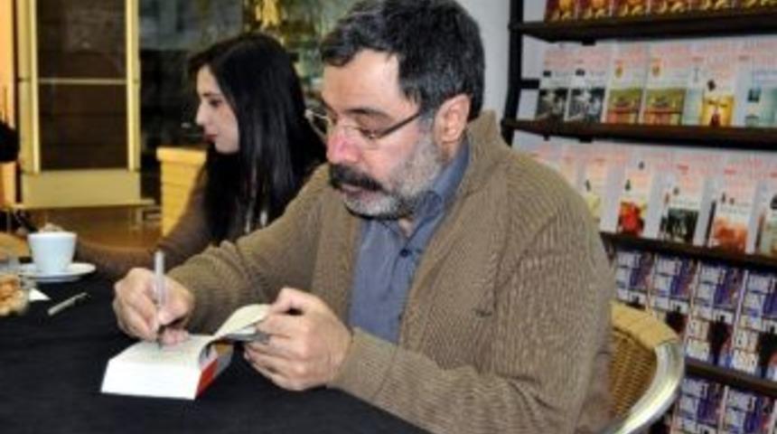 Ahmet &Uuml;mit Okurlarıyla Buluştu