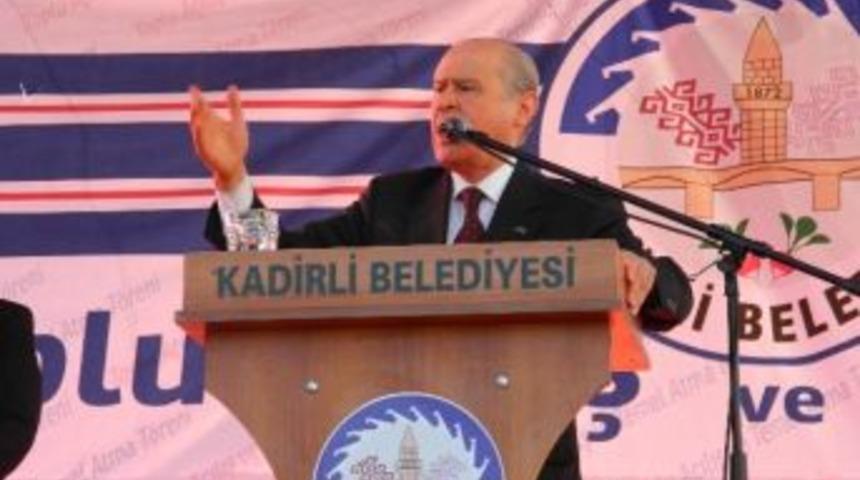Bah&ccedil;eli, Memleketinde H&uuml;k&uuml;mete Y&uuml;klendi