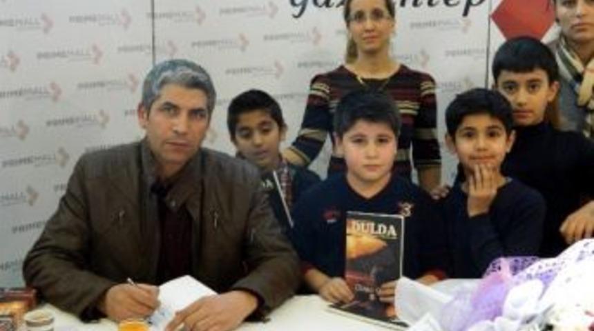 Yazar Durak, &lsquo;dulda&rsquo; İsimli Eserinin İmza T&ouml;rene Katıldı