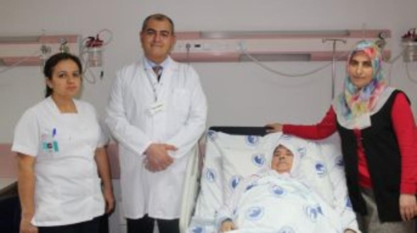 70 Yaşındaki Hastadan 450 Taş &Ccedil;ıkartıldı