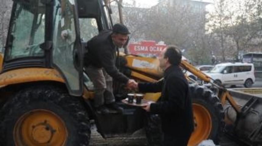Baydemir, Kar Temizliğine Katıldı